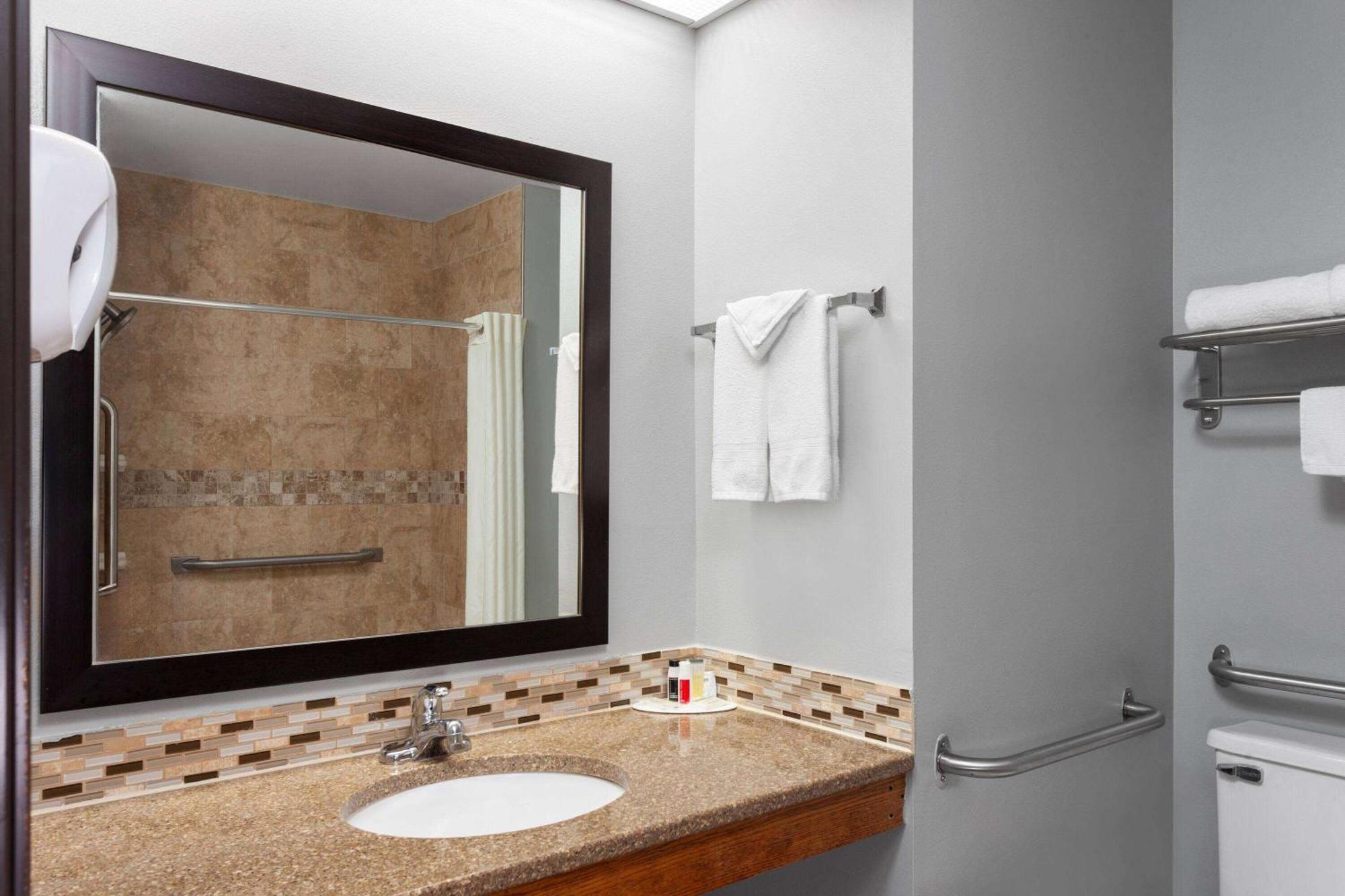 Super 8 By Wyndham Sun Prairie/Madison E Motel Ngoại thất bức ảnh